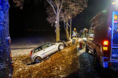 Sulz: PKW Prallt wegen Straken Schneefalls gegen Baum 1 Schwer verletzte Person   